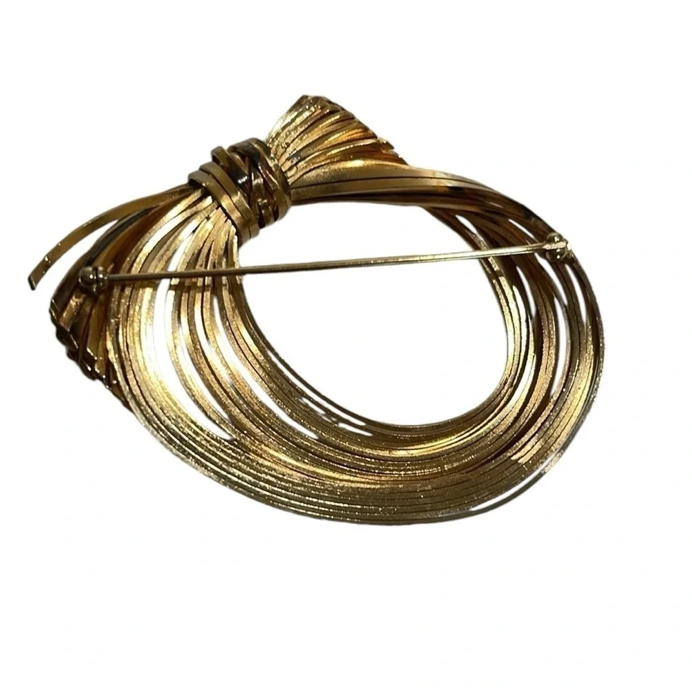 Vintage Gold Metal Circular Bow Pin Brooch